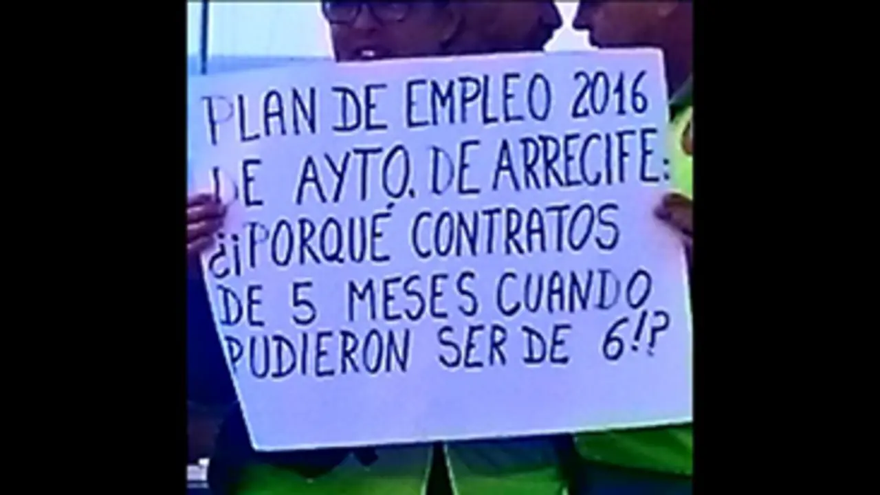 Trabajadores manifest&aacute;ndose frente al Ayuntamiento