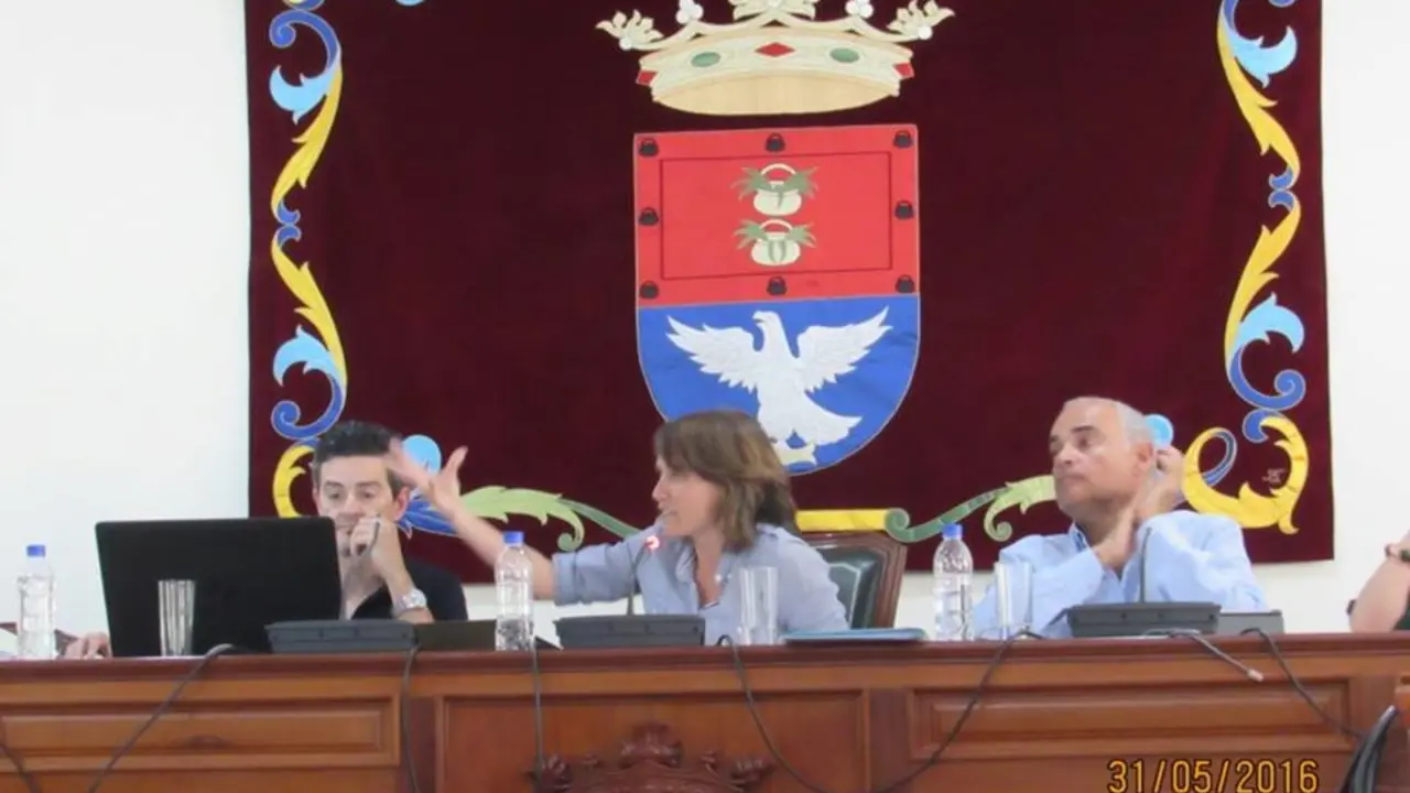 La Alcaldesa recibiendo las Sentencias