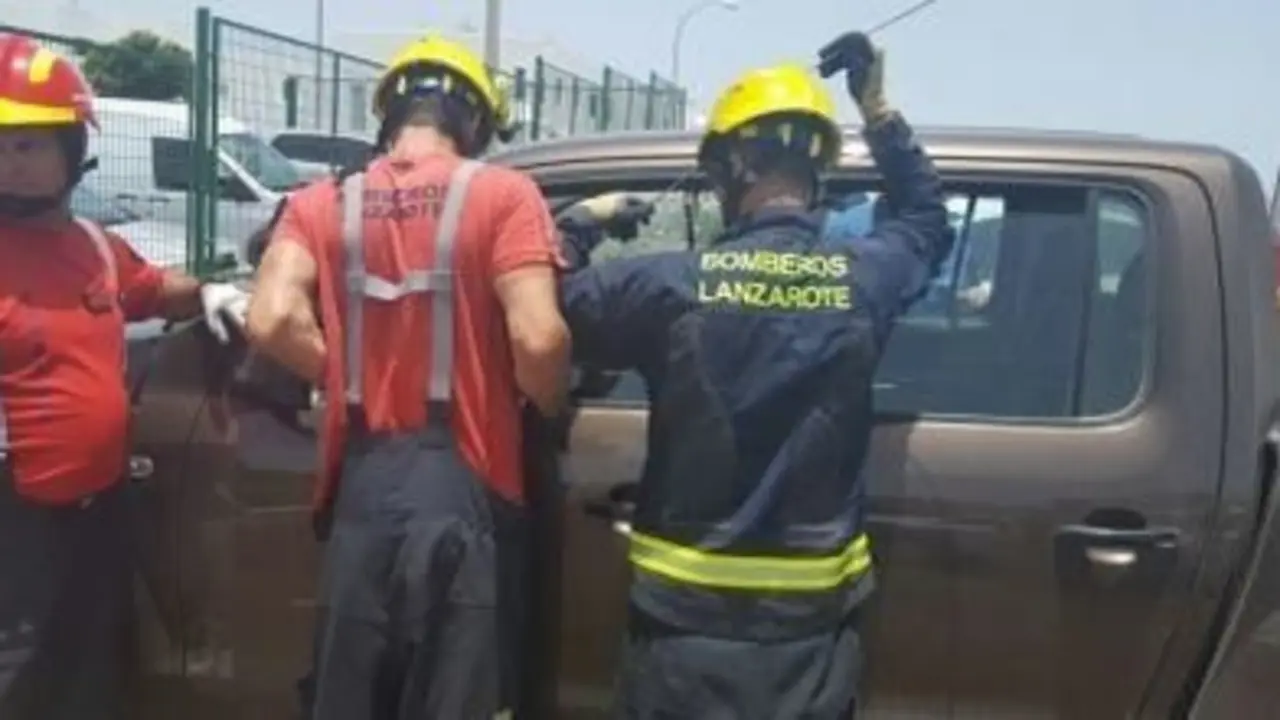 Polic&iacute;a y bomberos rescatando un perro