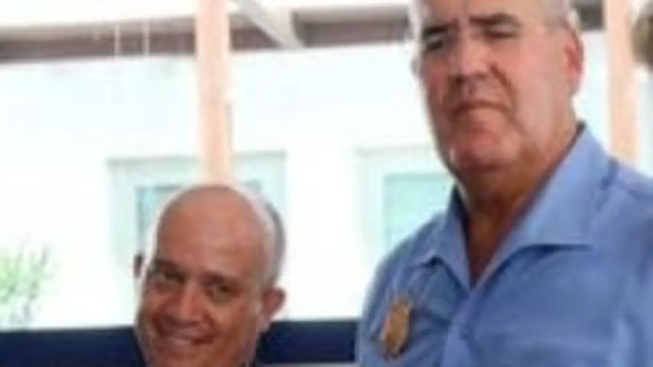 Alcalde y Oficial de la Policía de Tías