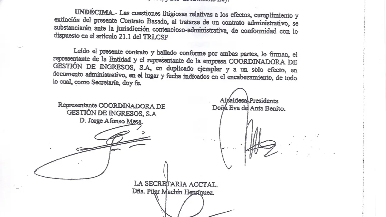Contrato firmado por la Alcaldesa y la Secretaria 001
