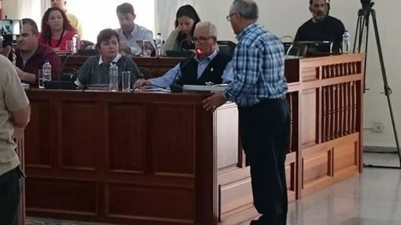 José Díaz leyendo la Moción de Adey Galguen