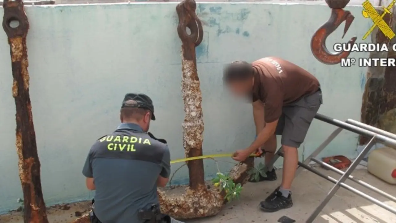 Anclas recuperadas por la Guardia Civil