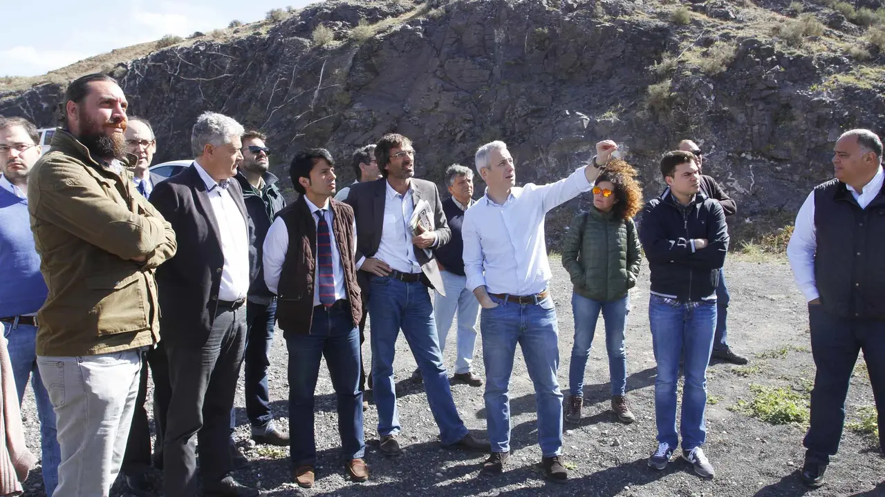 Responsables de REE tratando sobre las torretas del Sur