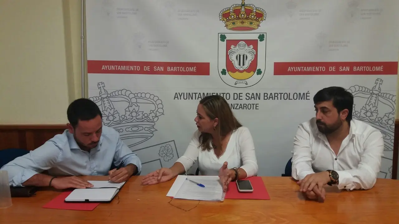 Reuni&oacute;n del Senador con la Alcaldesa de San Bartolom&eacute;