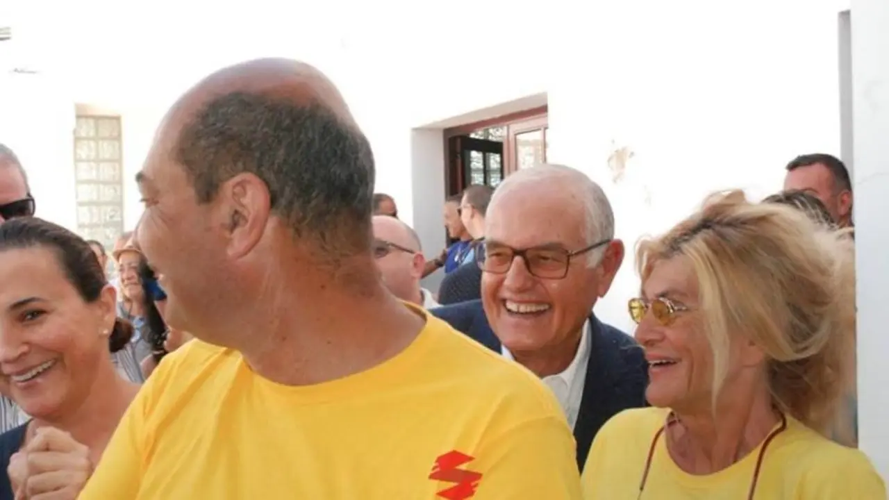 Manifestantes de Tindaya en el Pleno de La Oliva