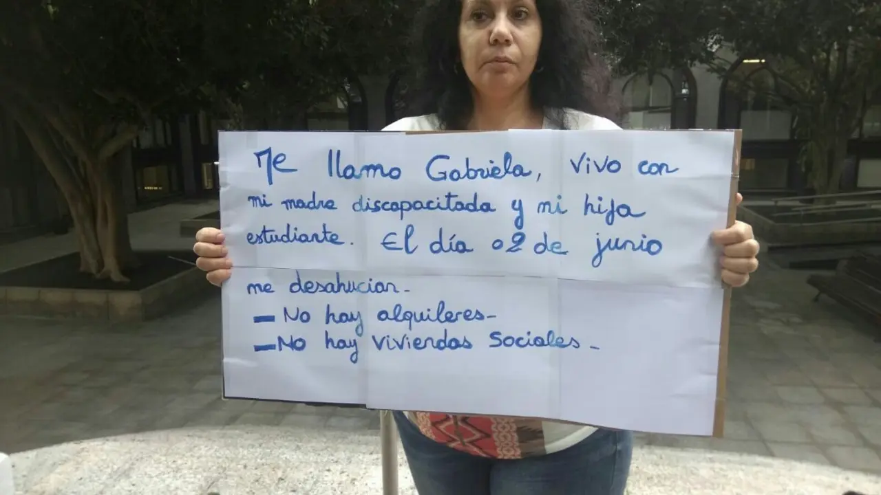 Mujer acampada a la puerta del Ayuntamiento
