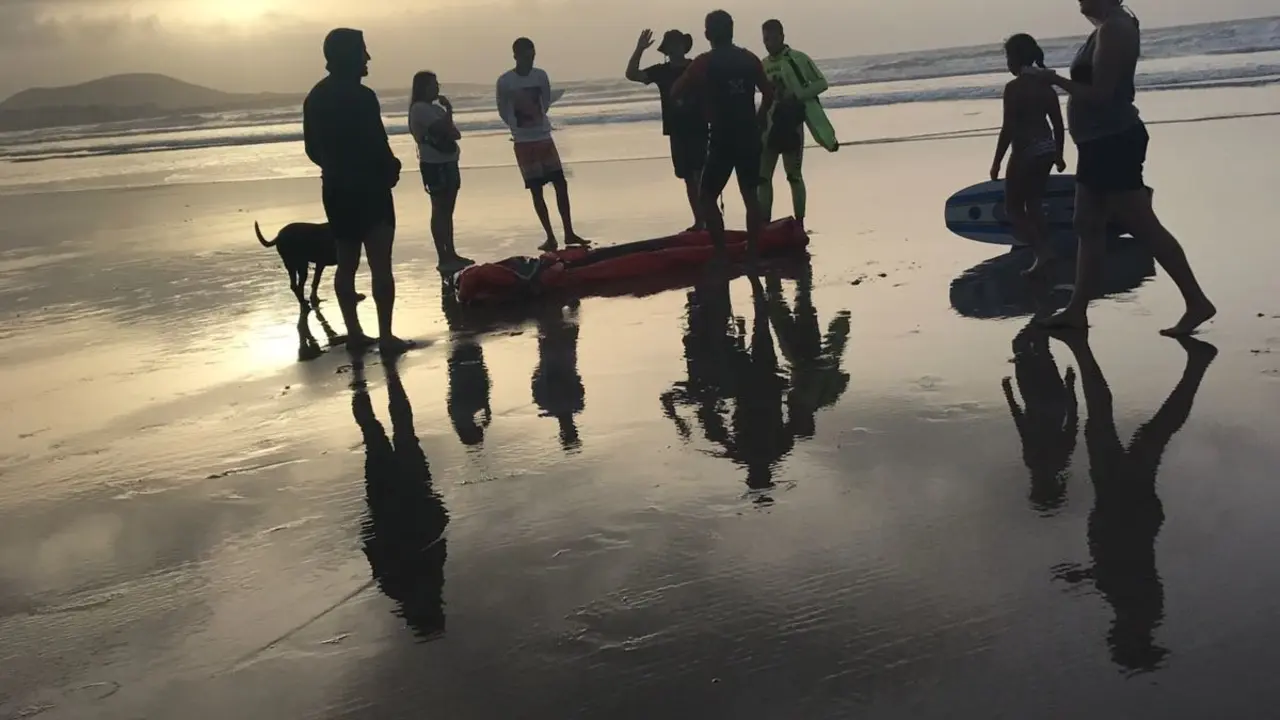 Rescate de un kitsurfista en Famara