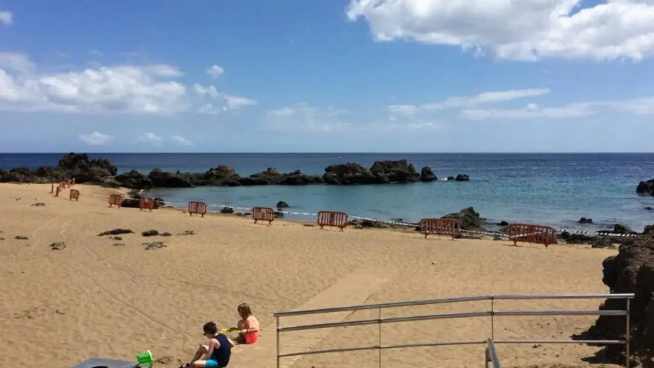 Cerrada al baño la Playa Chica 2