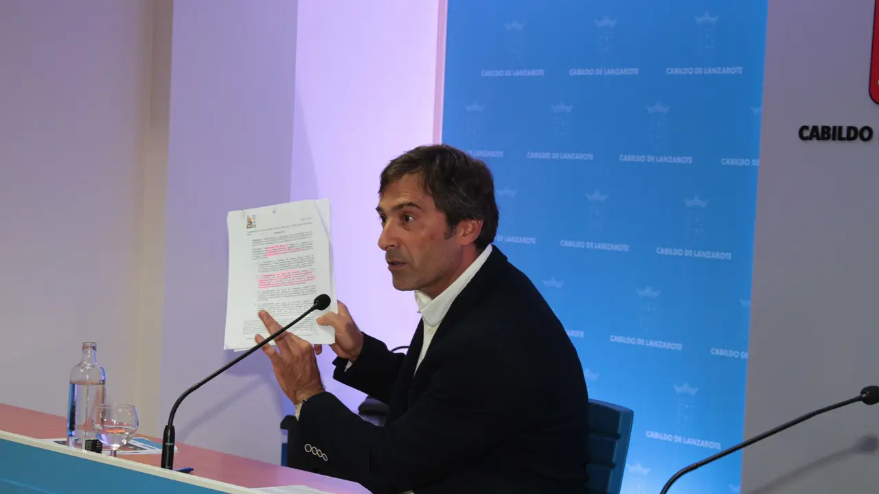 El Presidente del Cabildo mostrando el auto judicial
