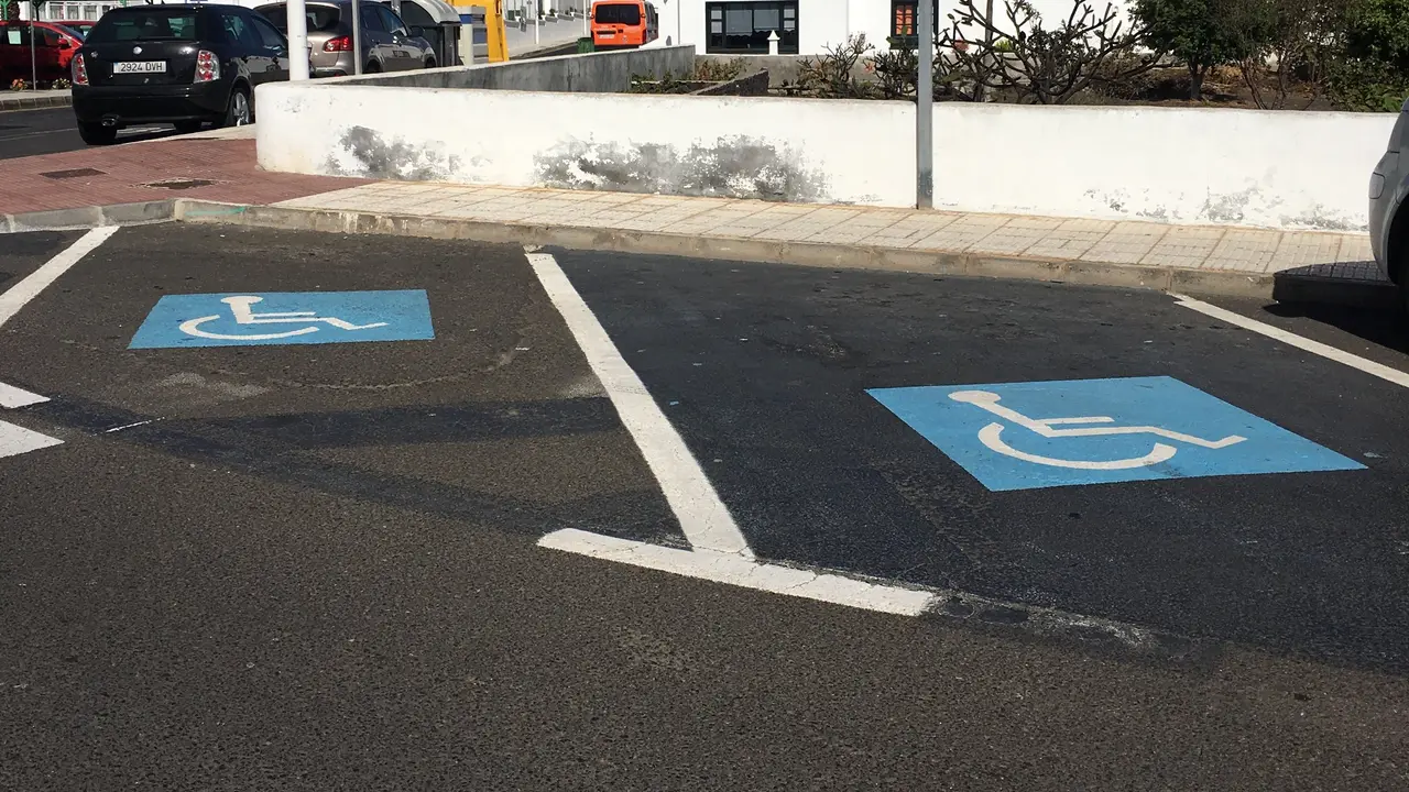 Estacionamiento PMR delante del Ayuntamiento mal se&ntilde;alizado y dise&ntilde;ado