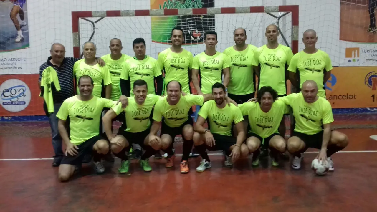 Entrega de camisetas &ldquo;Amigos de Jos&eacute; D&iacute;az&rdquo; 4