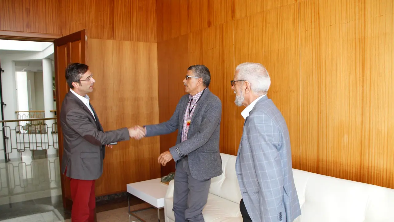 Presidente del Cabildo recibiendo al Delegado del Frente Polisario