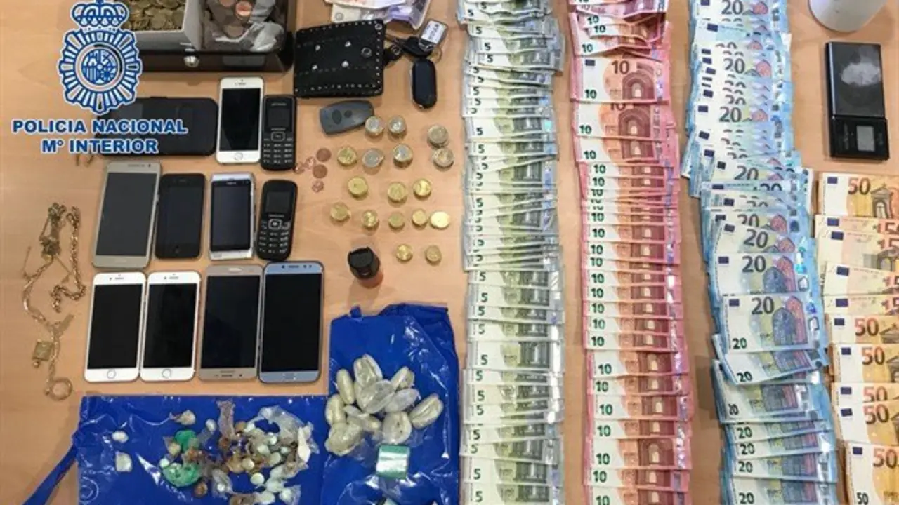 Droga y dinero intervenidos por la Policía