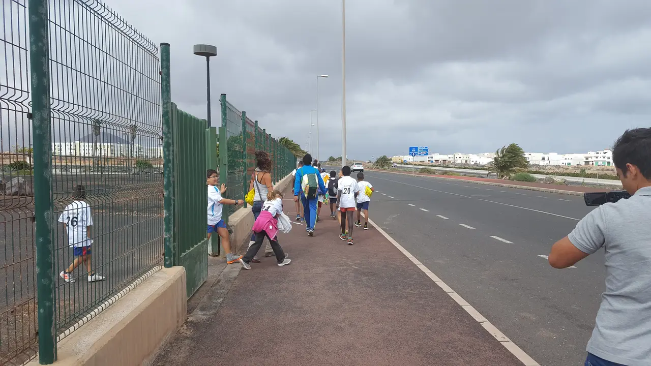 Los ni&ntilde;os de Argana caminando en direcci&oacute;n a Altavista