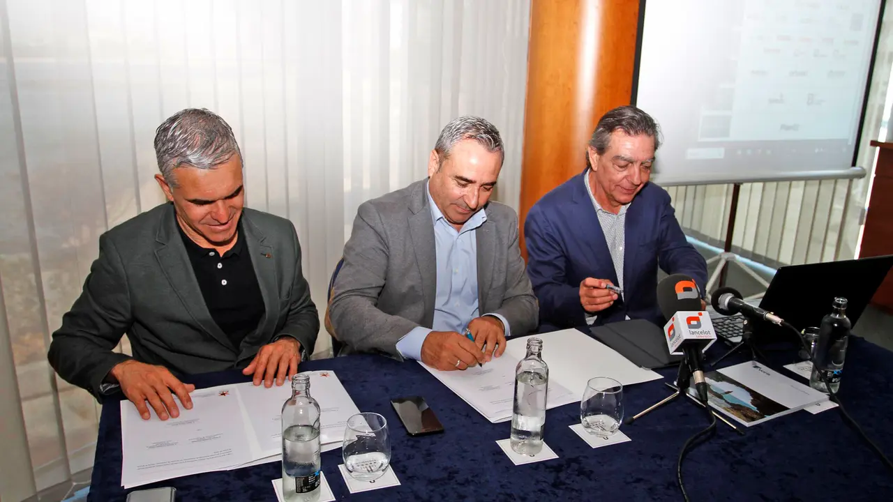 Firma del convenio entre Turismo Lanzarote y &Aacute;voris