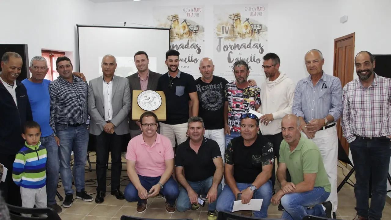 camelleros con políticos y técnicos