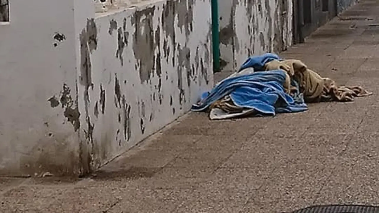 Indigentes durmiendo en la trasera de la Policía Local 2