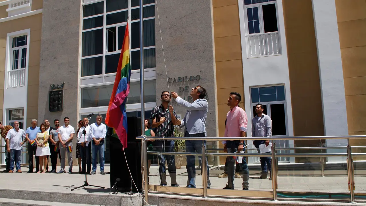 Izado de la bandera arcoiris en el Cabildo