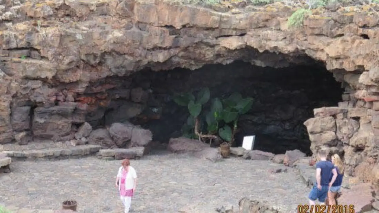 Roca destruida en la Cueva a la derecha