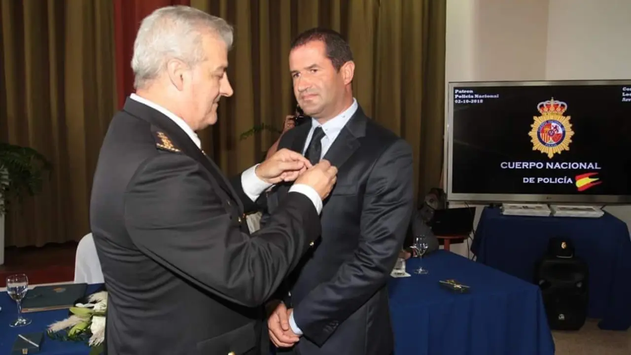 Momento de la imposici&oacute;n de la Cruz al M&eacute;rito Policial al Magistrado