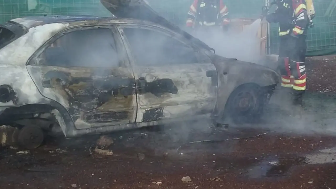 Vehículo incendiado en la calle Ibiza