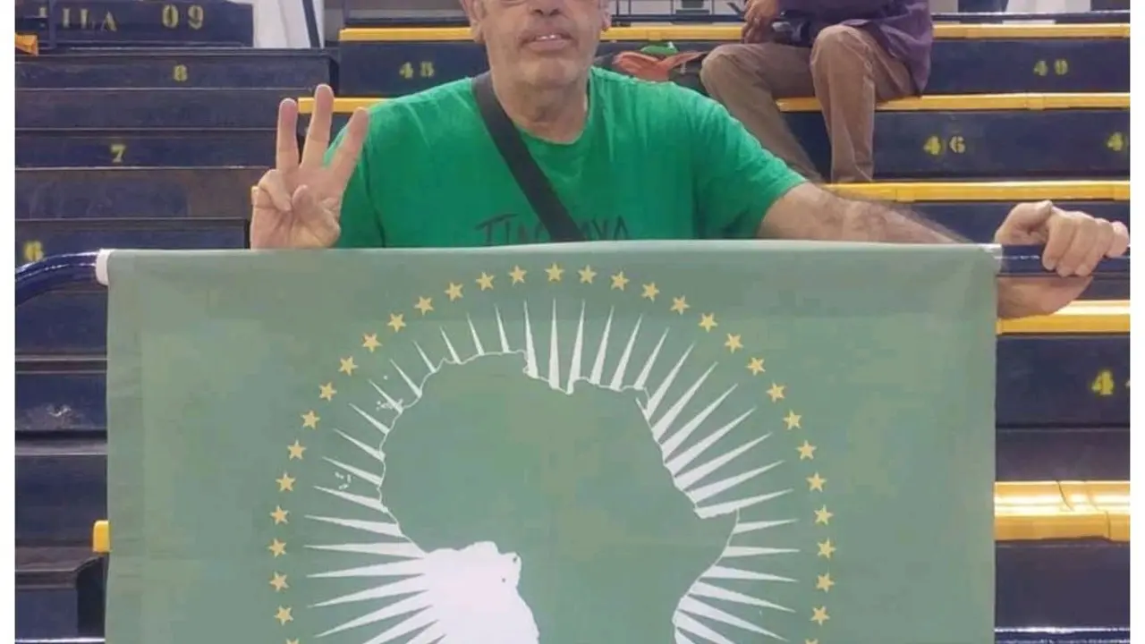 Jose Juan Infante con la Bandera de la Uni&oacute;n Africana
