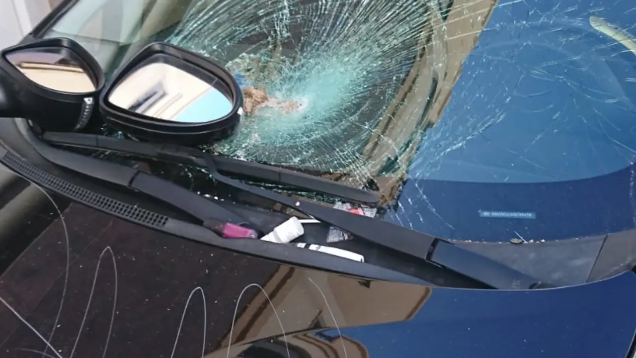 Coche destrozado en la calle La Porra 3