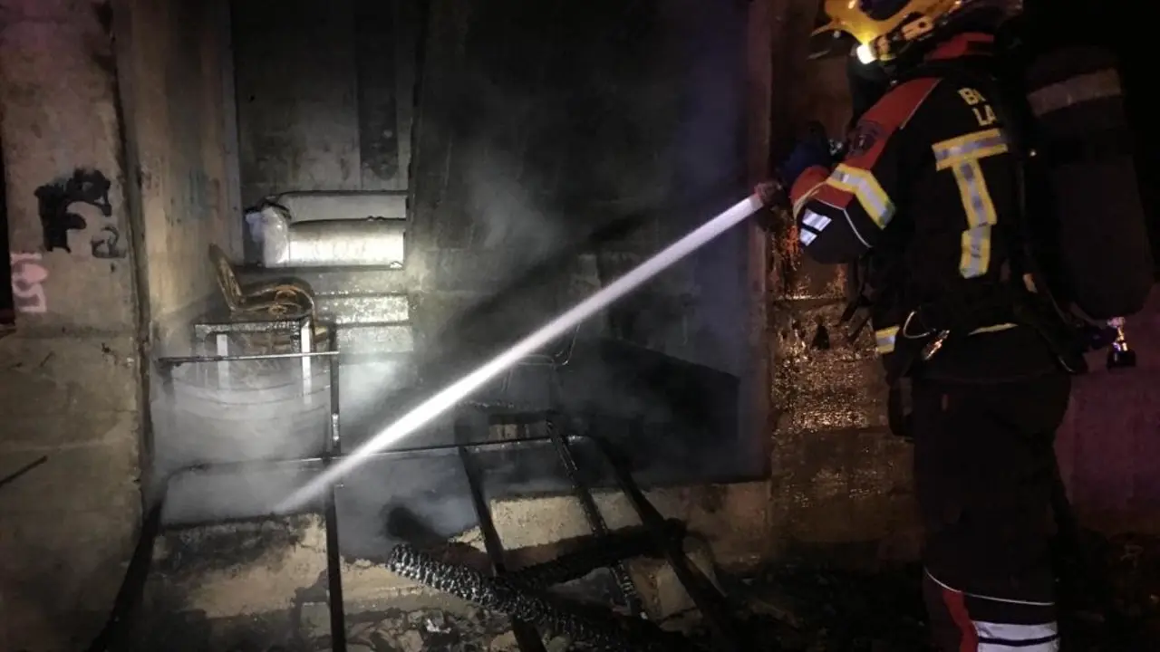 Incendio en una vivienda abandonada calle Agustín Espinosa