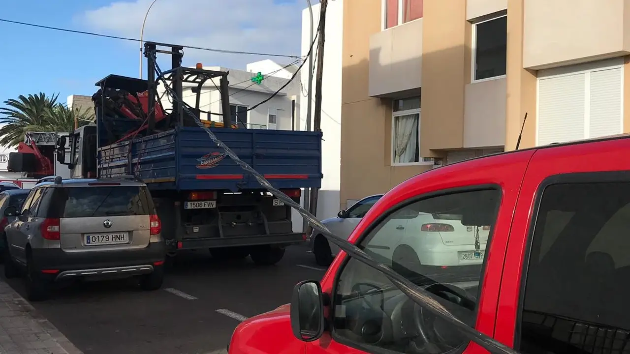 Camión que arrastró el tendido eléctrico