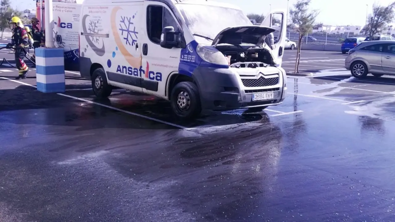 Furgoneta incendiada en Decathlon