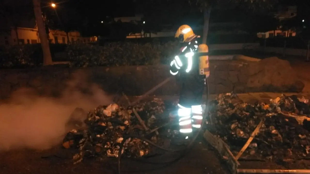 Contenedores incendiados en la calle Tres de Mayo