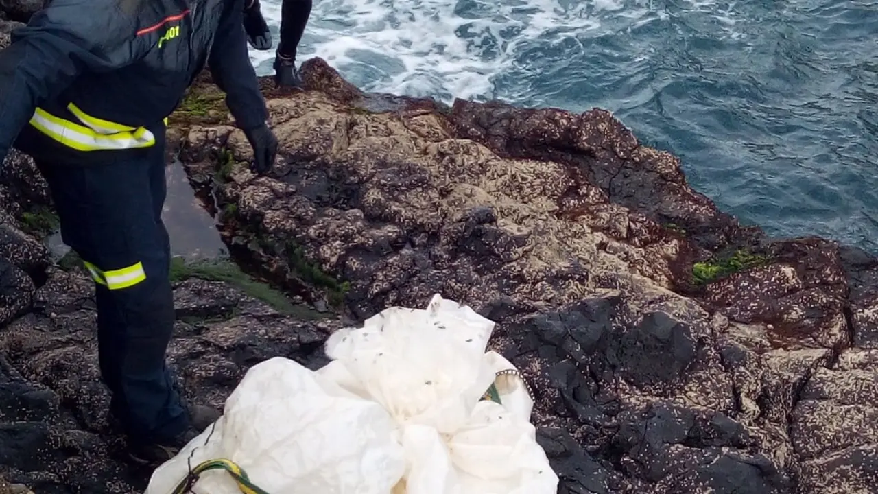 Sacos de construcción en el mar de Mala