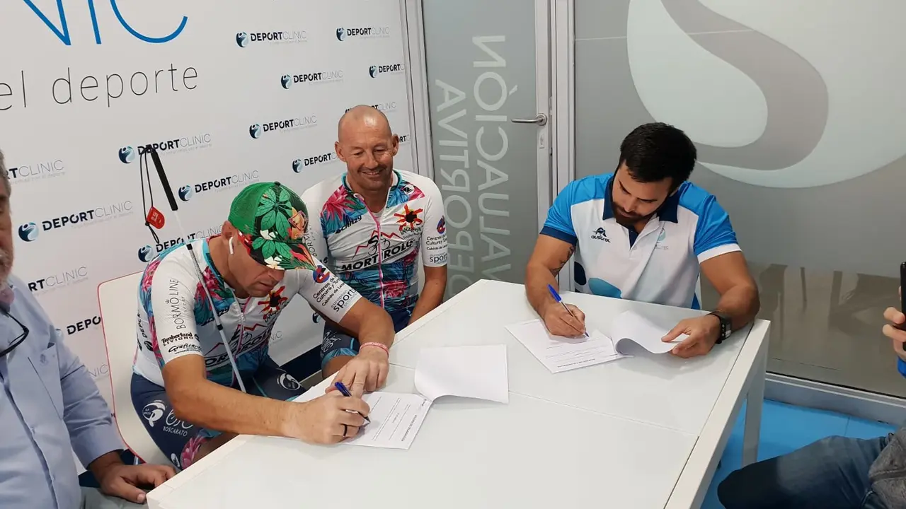 Firma del convenio entre Deportclinic y Pierre Amighini