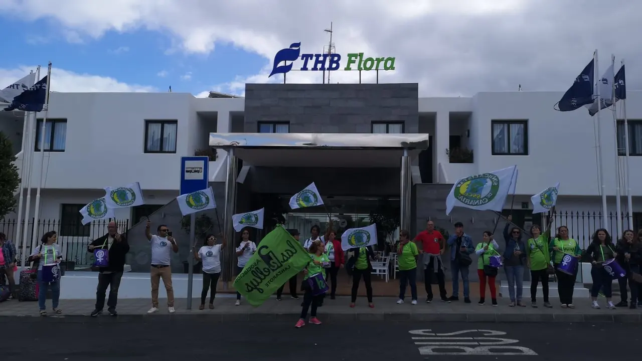 Concentración a la puerta del Hotel