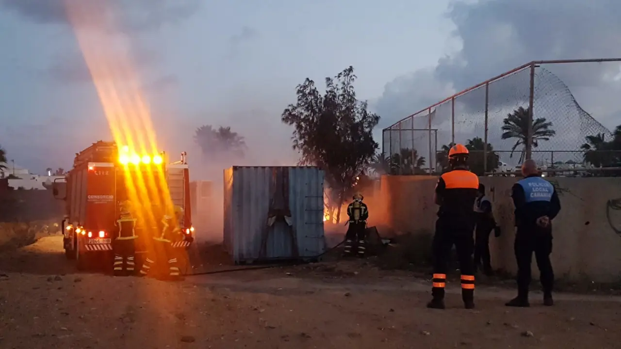 Contenedor incendiado en Playa Blanca 2