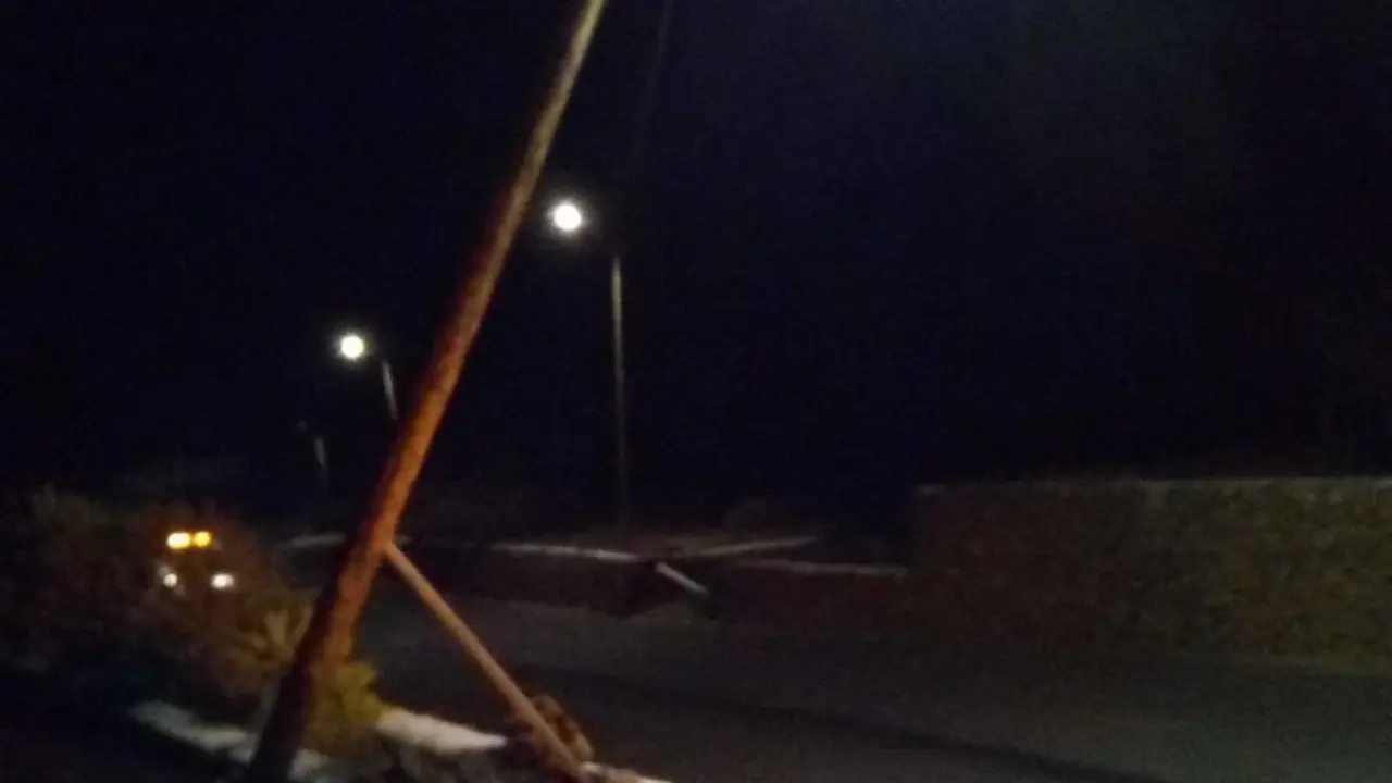 Poste caído tras un incendio