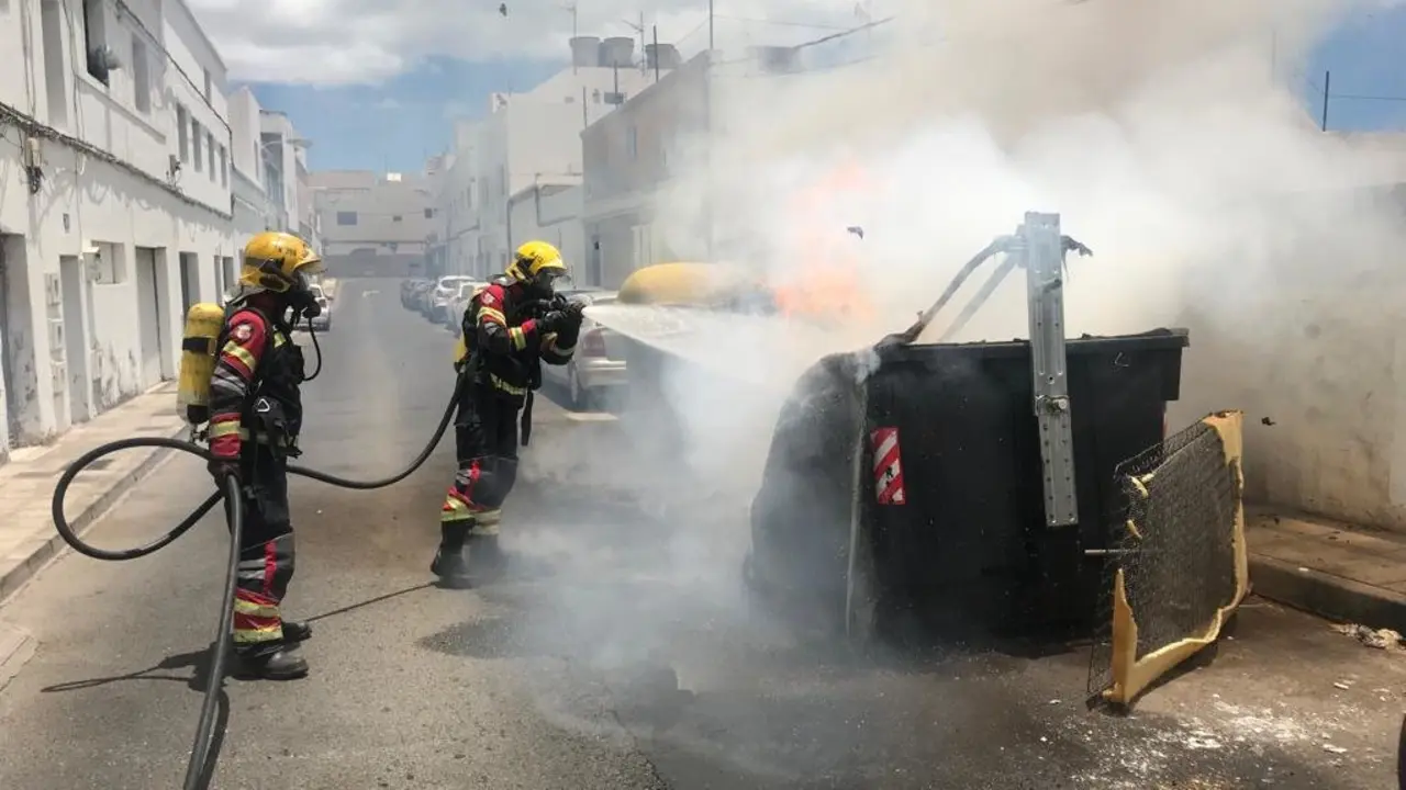 Tres contenedores incendiados en Arrecife 2