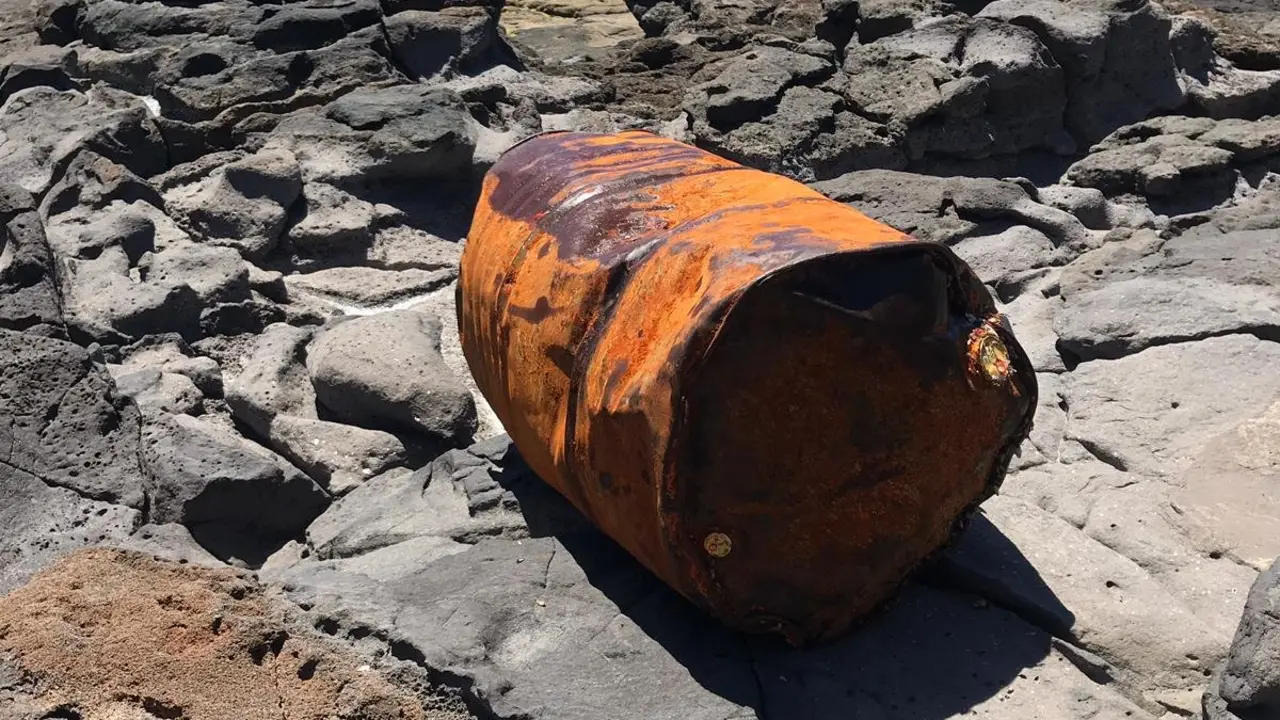 Bidón de aceite hallado en Playa Blanca
