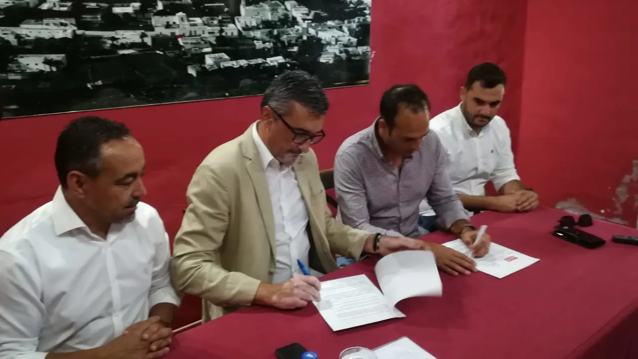 Firma acuerdo Haría CC-PSOE (3)