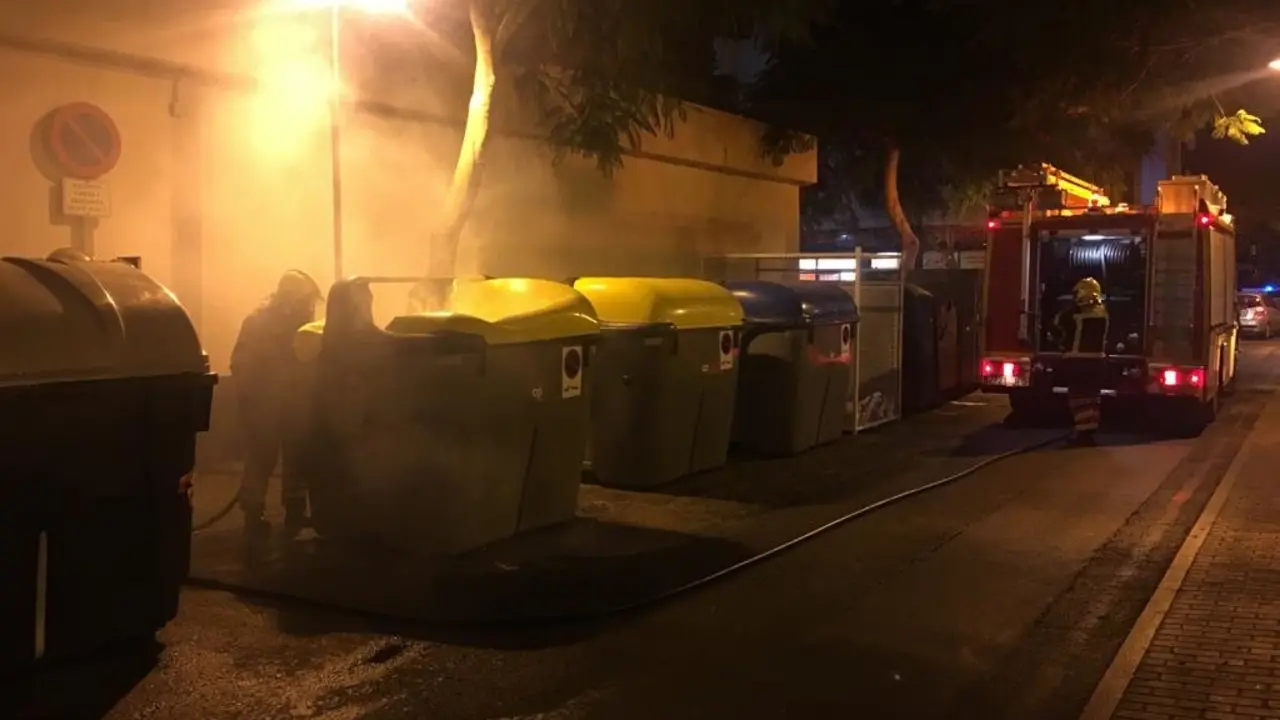Incendio de contenedor en calle Aniagua