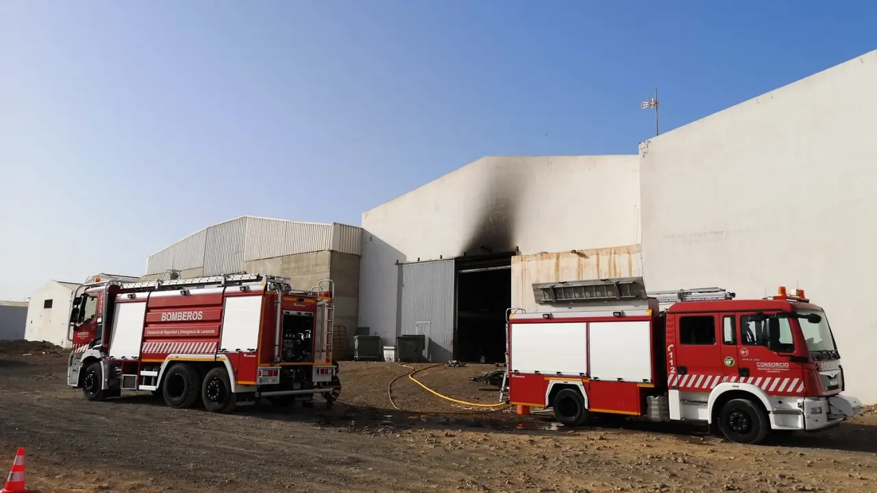 Incendio en una nave industrial de Arrecife