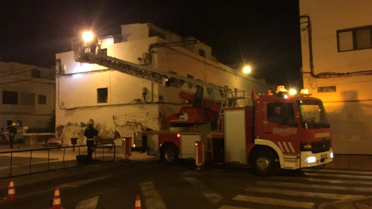 Derrumbe del techo de una casa abandonada