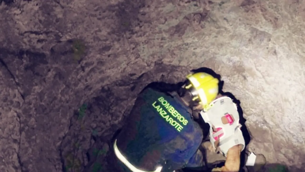 Rescate de un perro en un pozo de Chafaris