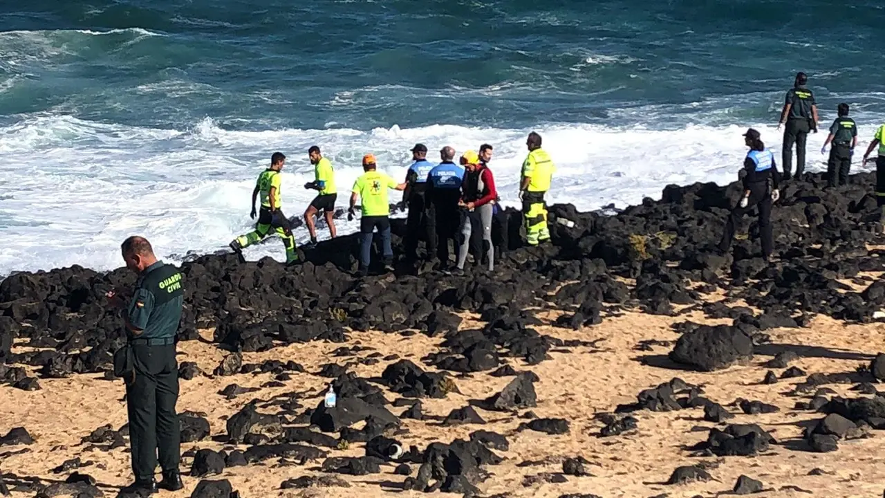 Rescate de los tripulantes de la patera volcada