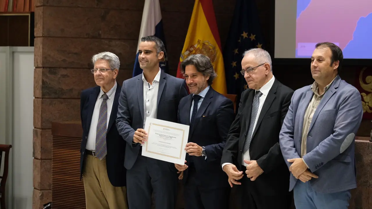 ALCALDE Y ANTONIO ROC&Iacute;O RECOGIENDO PREMIO TRANSPARENCIA 27 11 2019 2