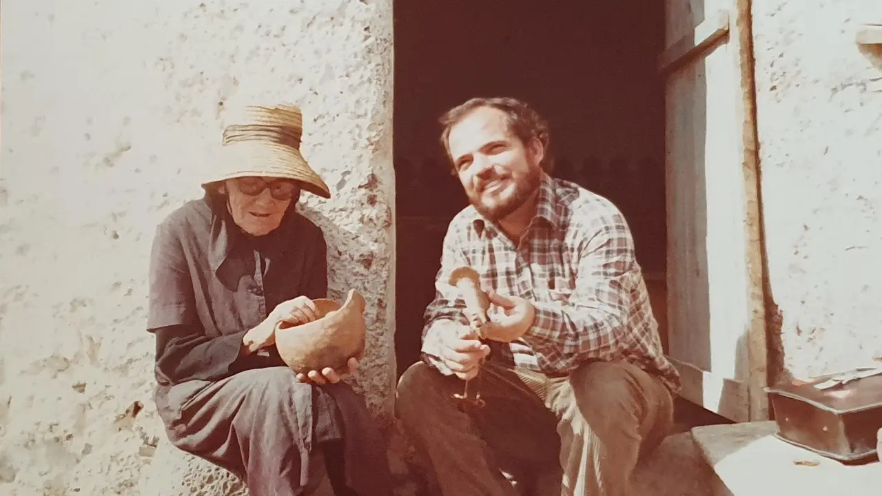 FLORI&Aacute;N CORUJO JUNTO A LA CERAMISTA D&Ntilde;A. DOROTEA. FOTO CEDIDA POR LA FAMILIA