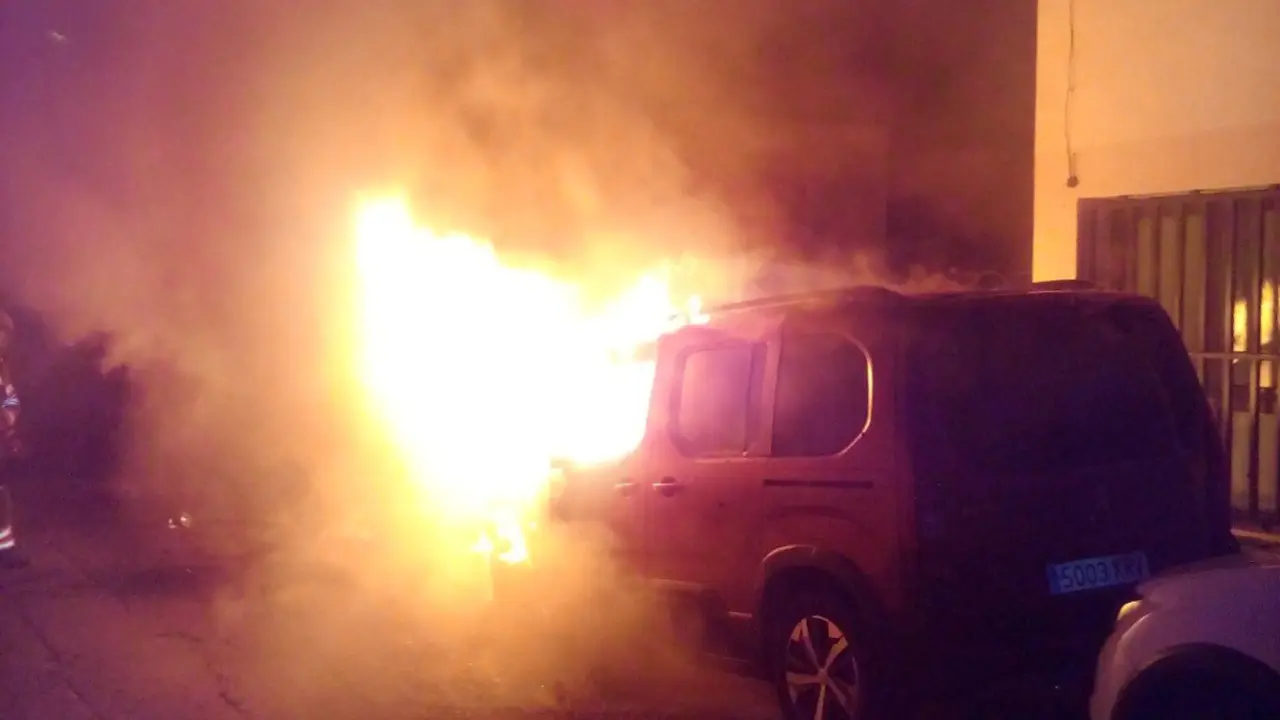 Contenedor y vehículo incendiados en Luján Pérez