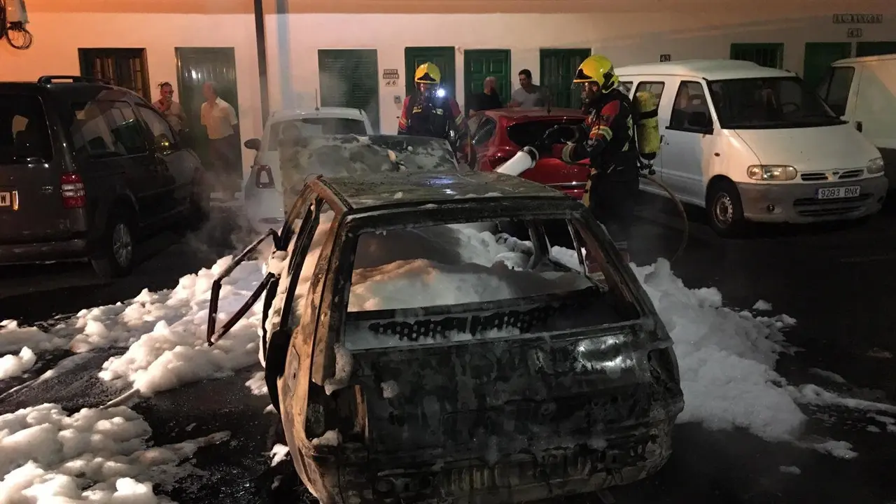 Incendio de un coche en Puerto del Carmen