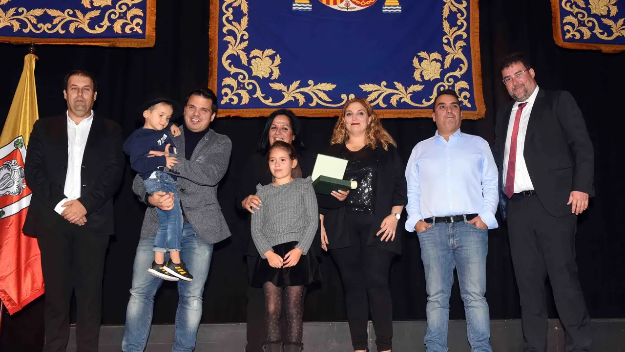 FAMILIA FLORIÁN CORUJO RECOGIENDO PREMIO